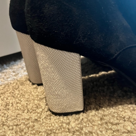 Black boots with white snake skin heel - Picture 3 of 6